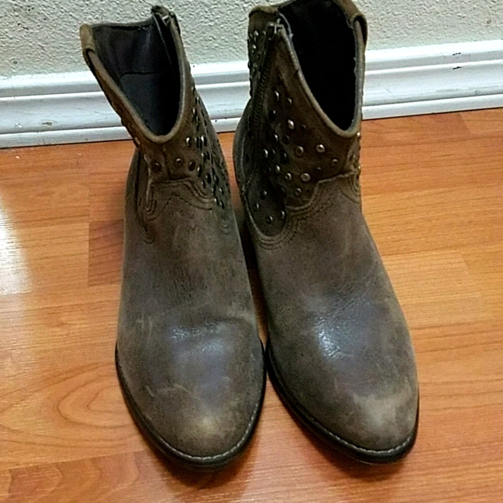 White  mountain  boots